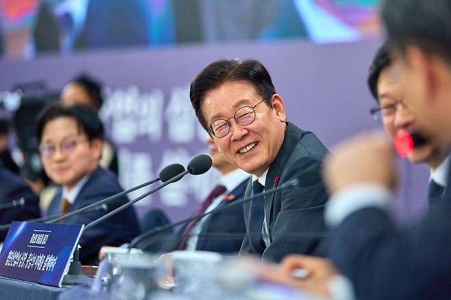 이재명 대통령은 지난 12월 5일 충남 천안시 한국기술교육대학교에서 열린 타운홀미팅에서 "집값은 대책이 없다"고 발언해 논란을 빚었다./대통령실