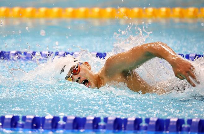 김재훈이 10일 두바이에서 열린 아시아 장애인청소년 경기대회 수영 자유형 200m(S14) 유스부 경기에서 역영하고 있다. /KPC