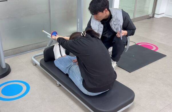 10일 오후 2시쯤 서울 송파구 보건소 내 체력인증센터에서 기자가 직접 유연성을 측정하고 있다. /이유경 기자