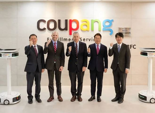 지난 2022년 12월 쿠팡 대구풀필먼트센터를 찾은 이종화(왼쪽부터) 전 대구시 경제부시장, 해롤드 로저스 쿠팡 법률고문 겸 최고행정책임자, 필립 골드버그 전 주한 미국 대사, 강한승 전 쿠팡 대표이사, 엄열 전 과학기술정보통신부 인공지능기반정책관. /쿠팡 제공