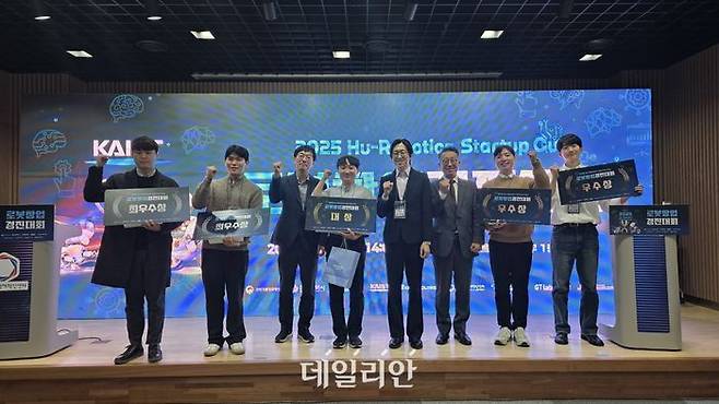 (왼쪽부터)최우수상 로보라이트, 최우수상 코일즈, KAIST 김정 교수, 대상 노만, KAIST 공경철 교수, 대전창조경제혁신센터 박대희 대표, 우수상 기가플롭스, 우수상 블루 에이펙스.ⓒ한국과학기술원