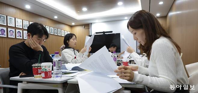 4일 서울 종로구 동아미디어센터에서 열린 ‘2026 동아일보 신춘문예’ 예심에서 심사위원들이 응모작을 살펴보고 있다. 심사위원들은 “소재의 다양화와 응모 편수 증가는 그만큼 많은 이들이 문학을 가까이 두고 자신의 이야기를 써보려 한다는 신호”라고 했다. 박형기 기자 oneshot@donga.com