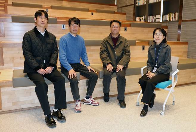 지난달 19일 한국연구재단에서 만난 서동현 광주과학기술원 연구원과&nbsp;송영민 KAIST 교수, 연구재단 강동환 실장, 고홍숙 연구원(왼쪽부터). 한국연구재단 제공