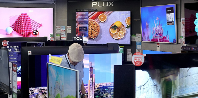 중국 가전 기업 TCL이 최근 방글라데시 시장에 공식 진출하면서 한국 기업이 점유하고 있는 글로벌 가전 시장을 위협하고 있다. 사진은 TV 매장 전경. 연합뉴스