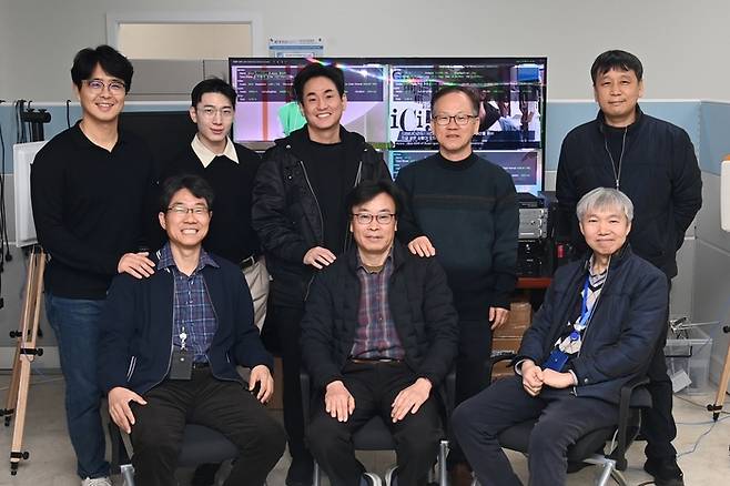 우리 지상파방송 전송기술의 브라질 채택 성과를 이끌어낸 ETRI 연구진. 뒷줄 왼쪽부터 시계방향으로 엄중선 기술총괄, 안성준 선임연구원, 권선형 책임연구원, 양규태 책임연구원, 박성익 책임연구원, 최동준 책임연구원, 허남호 책임연구원, 서재현 미디어방송연구실장.