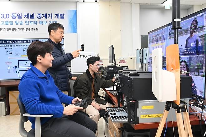 ETRI 연구진이 'ATSC 3.0 MIMO 익스텐션' 송수신 환경을 구성해 방송 신호 수신 상태 및 MIMO 기반 기술 적용 결과를 모니터링하고 있다.
