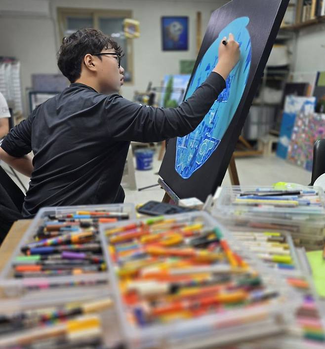 손우진 학생(15세)이 서양화 그림을 그리고 있는 모습 /사진=파이낸셜뉴스 사진DB