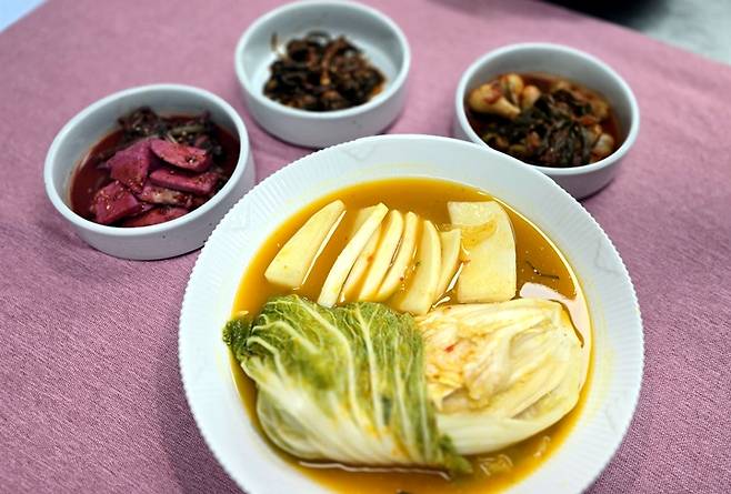 명인의 집 김치를 맛볼 수 있었다.&nbsp;호박 국물로 색을 낸 김치나 비트로 색을 낸 김치 등 다양하고 맛깔나는 김치를 많이 만났다.