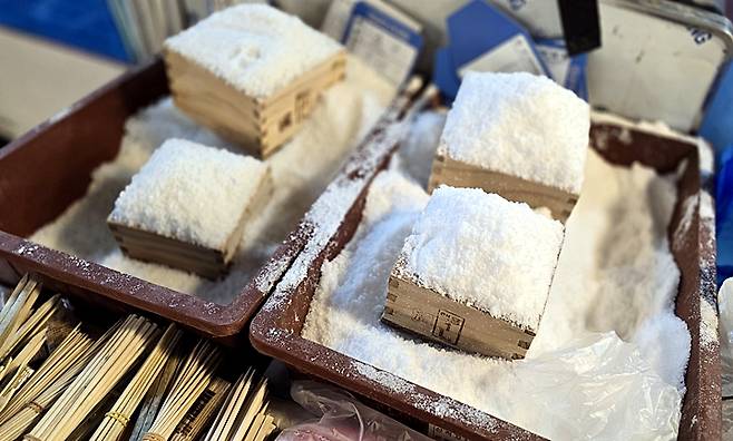 하얀 눈처럼 수북이&nbsp;담긴 소금.