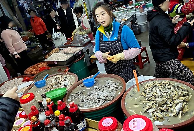 양동시장의 형제젓갈 김진현 대표가 젓갈에 관해 대답을 해주고 있다.