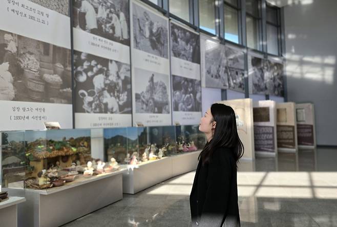 김치타운 내 김치박물관에서 김치의 역사를 읽어보고 있다.