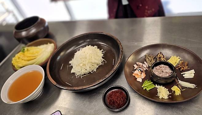 반지김치에 들어갈 재료들이 나열돼 있다.