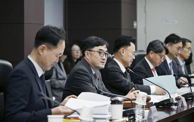 임기근 기획재정부 2차관(왼쪽에서 두번째)이 10일 서울 종로구 한국무역보험공사에서 열린 공공기관 운영위원회에서 발언하고 있다. 기재부 제공