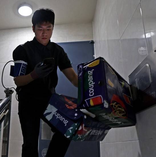 류석우 기자가 한 다세대주택에서 쿠팡 프레시백을 회수하고 있다. 프레시백은 배송 물품이 있는 곳에서 회수하면 건당 100원, 배송 물품 없이 단독으로 회수하면 건당 200원이다. 이종근 선임기자 root2@hani.co.kr