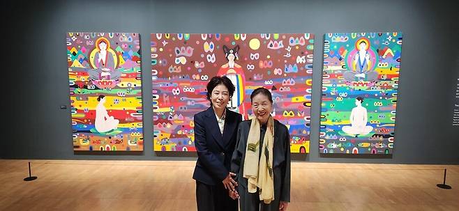 국립아시아문화전당이 10일부터 내년 1월18일까지 여는 고 오승윤 화백 회고전 ‘오승윤: 풍수의 색, 생명의 선율’을 방문한 오 화백의 부인 이상실 여사와 큰딸 수경씨가 작품을 둘러보고 있다. 김용희 기자 kimyh@hani.co.kr
