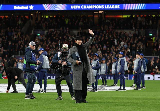 손흥민이 6만 관중에게 손을 흔들며 마지막 인사를 하고 있다. 런던=로이터 연합뉴스