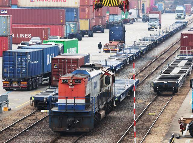 민주노총 공공운수노조 전국철도노동조합이 예고한 총파업을 하루 앞둔 10일 경기도 의왕시 내륙컨테이너기지(ICD)에서 화물열차가 이동하고 있다. 철도노조는 올해 임금 교섭 과정에서 성과급 정상화, 안전대책 마련 등을 요구하고 있다. 노조는 이날 노사 협상이 결렬될 경우 11일부터 무기한 총파업을 예고한 상태다. 연합뉴스