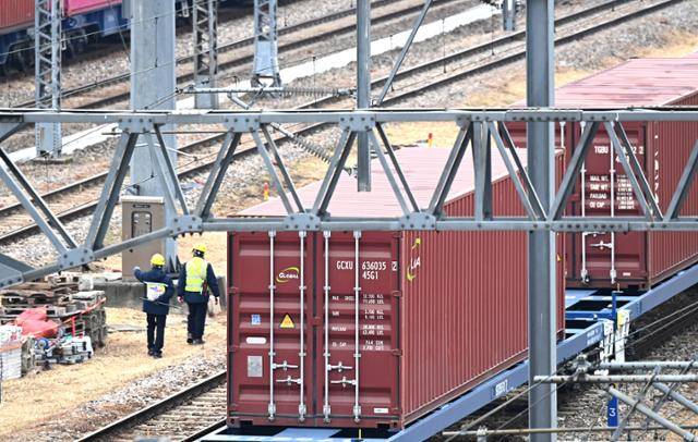 철도노조 총파업을 하루 앞둔 10일 경기 의왕시 오봉역 선로에 화물열차가 정차해 있다. 철도노조는 11일부터 무기한 총파업을 예고했다. 뉴시스