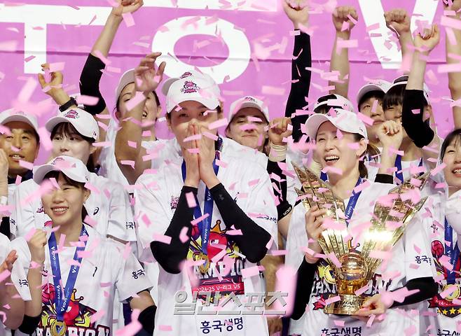 8일 오후 인천삼산월드체육관에서 열린 2024-2025 프로배구 V리그 여자부 흥국생명과 정관장의 챔피언결정전 5차전이 흥국생명의 승리로 끝내며 통합우승을 차지했다. 경기 후 시상식에서 김연경이 MVP로 선정되고 있다. 인천=김민규 기자 mgkim1@edaily.co.kr /2025.04.08/