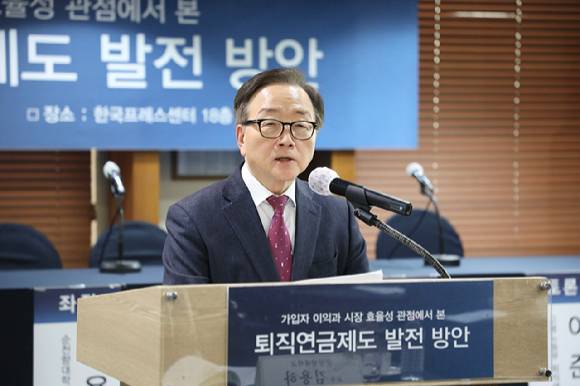 이동근 경총 상근부회장이 10일 서울 중구 프레스센터에서 열린 '퇴직연금제도 발전 방안' 세미나에서 발언하고 있다. [사진=경총]