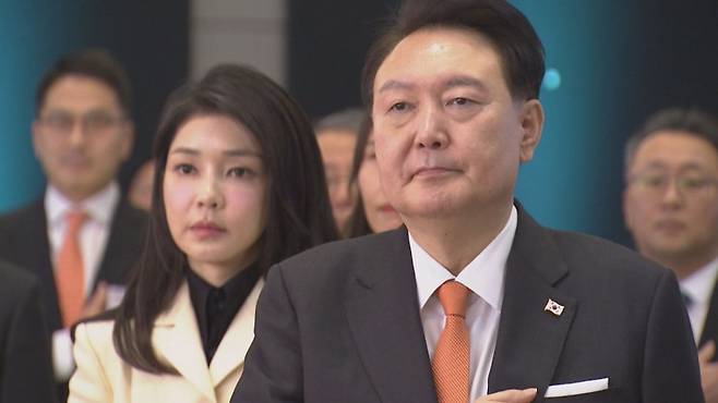 윤석열(오른쪽) 前 대통령과 부인 김건희 여사