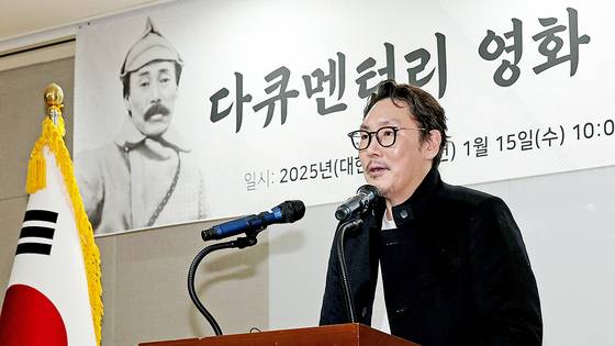 배우 조진웅(49)의 미성년 시절 범죄 전력을 두고 소년범죄 처벌과 이력 공개에 관한 갑론을박이 이어지고 있다. 사진은 지난 1월 서울 여의도 광복회관에서 열린 광복 80주년 기념 홍범도 장군 다큐멘터리 영화 제작발표회에서 조씨가 인사말을 하는 모습. 뉴스1