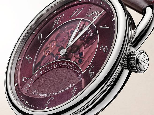 아쏘 르 땅 서스팡뒤 모델. 9시 방향 버튼을 눌러 메커니즘을 작동한 상태로, 날짜를 알려주는 포인터가 보이지 않는다. 케이스 지름은 42㎜다. 사진 에르메스