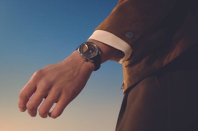 아쏘 르 땅 서스팡뒤 모델 착용 사진. 사진 에르메스