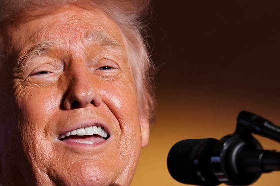 도널드 트럼프 미국 대통령이 9일(현지시간) 미국 펜실베이니아주 마운트포코노 소재 마운트에어리 카지노 리조트에서 미국 경제와 생활비 부담 완화에 관한 연설을 하고 있다. 로이터=연합뉴스