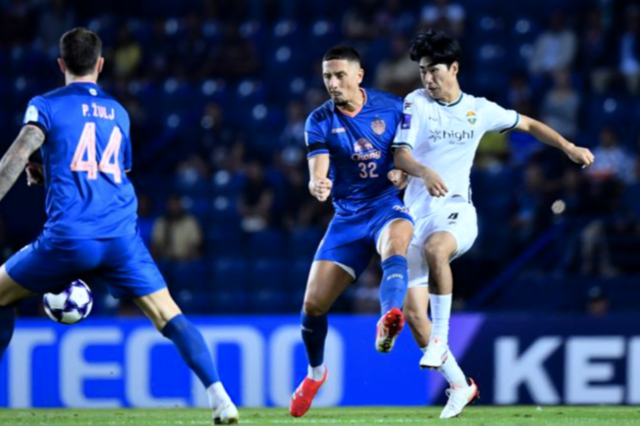 ▲ 강원FC 서민우가 9일(한국 시간) 태국 부리람 스타디움에서 열린 부리람 유나이티드 FC와 2025-2026 AFC 챔피언스리그 엘리트 리그 스테이지 동아시아 6차전에서 패스를 시도하고 있다. 아시아축구연맹 홈페이지 캡처