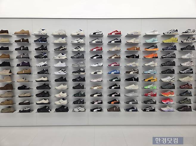 오는 11일 개점하는 '무신사 메가스토어 용산점' 안에 여러 신발 제품을 모아 놓은 '무신사 슈즈 월' 공간이 마련돼있다./사진=박수림 기자