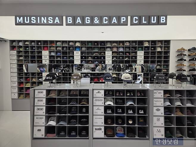 오는 11일 개점하는 '무신사 메가스토어 용산점' 안에 '무신사 백&캡클럽' 전문관이 마련돼있다./사진=박수림 기자