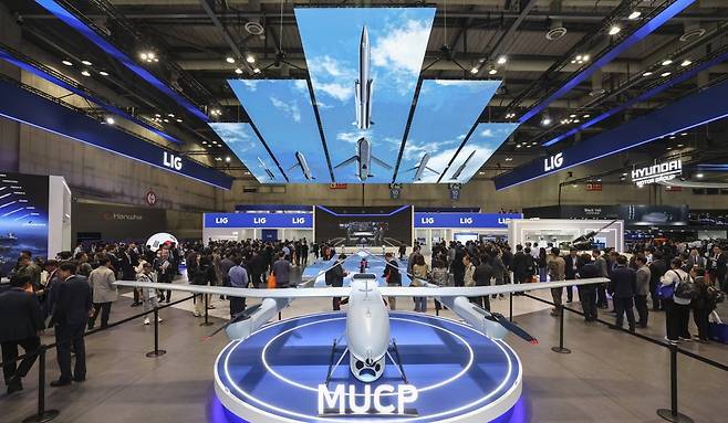 서울국제항공우주 및 방위산업 전시회 'ADEX 2025' LIG부스에 MUCP가 전시돼 있다. 사진=임형택 한국경제신문 기자
