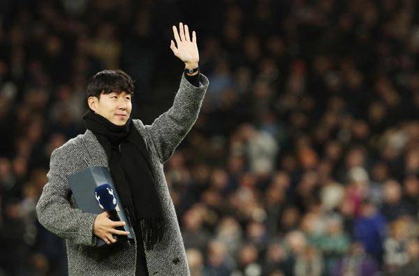 10일(한국시간) 영국 런던 토트넘 홋스퍼 스타디움에서 손흥민이 팬들을 향해 손을 흔들고 있다. AFP 연합뉴스