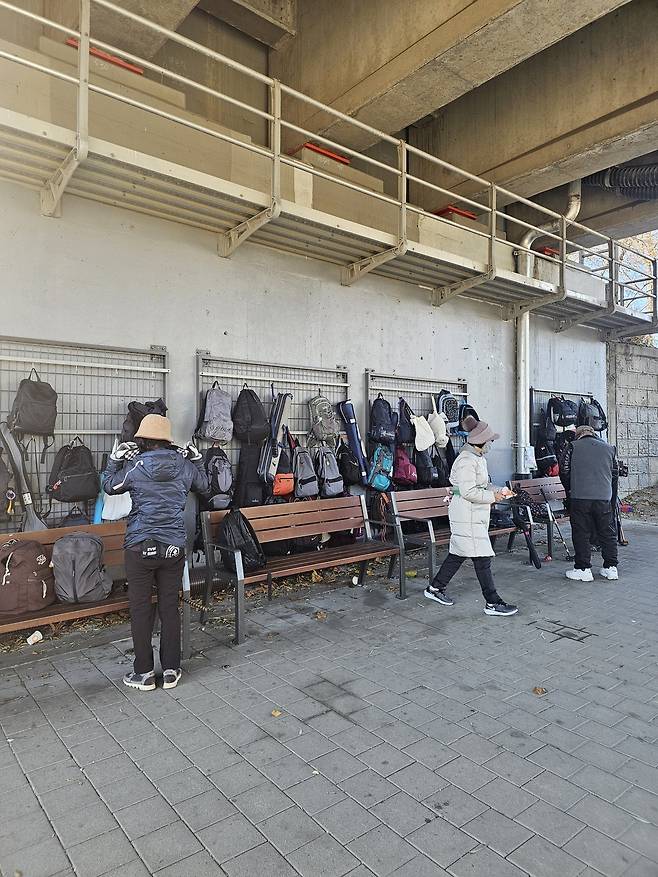 A row of large racks where visitors hang their backpacks and other belongings (Choi Jae-hee / The Korea Herald)