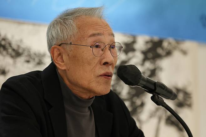 Hwang Sok-yong speaks during a press conference for his new novel "Grandma" in Seoul on Tuesday. (Yonhap)