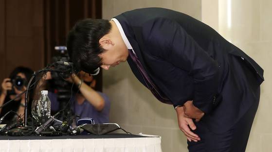 Kang Jung-ho, a former Pittsburgh Pirates player, apologizes for his three DUI offenses during a press conference held in western Seoul in 2020. [NEWS1]