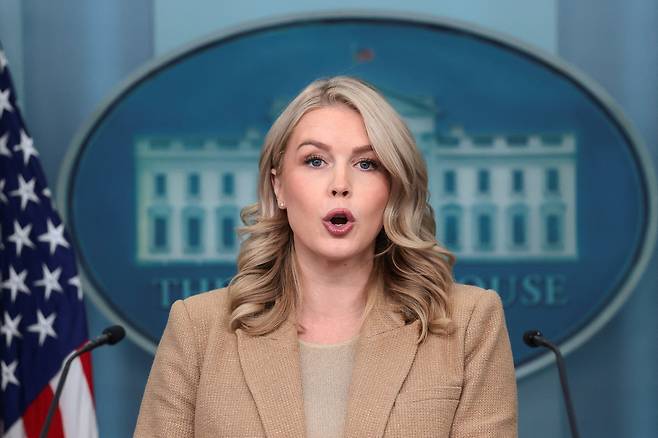 White House Press Secretary Karoline Leavitt holds a press briefing at the White House in Washington on Dec. 1. [REUTERS/YONHAP]