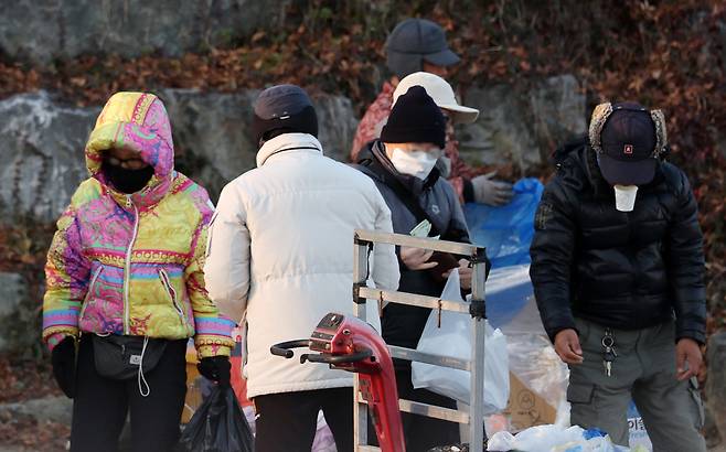 Shoppers wearing winter gear shop at the Dokkaebi Market in Jeonju, North Jeolla on Dec. 3. [NEWS1]
