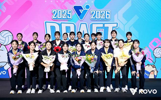 Players nominated by each club at the 2025-2026 Korea Volleyball Federation (KOVO) Women's Rookie Draft pose for a commemorative photo at the Mayfield Hotel in Gangseo District, western Seoul on Sept. 5. [NEWS1]