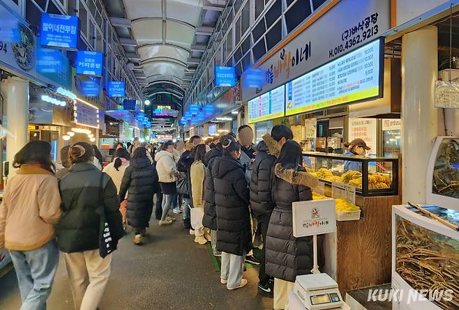겨울철 강릉을 찾는 관광객돠 시민들을 대상으로 하는 '2025 강릉크리스마스축제'가 오는 20일부터 25일까지 6일간 월화·안목커피거리 등에서 열려 크리스마스 마켓과 체험 프로그램을 비롯, 회전목마·캐롤버스킹 등 다양한 즐길 거리로 꾸며진다. 강릉 중앙시장.
