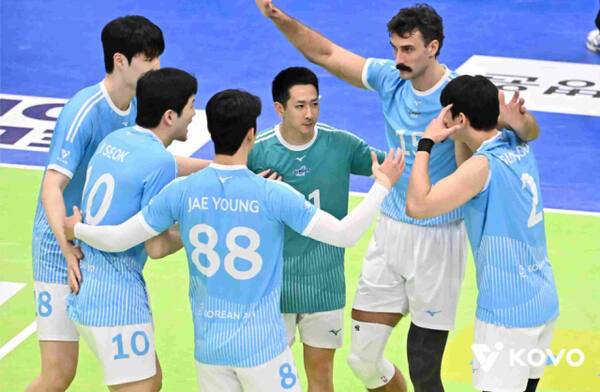 인천 대한항공 점보스 선수들이 득점을 하고 함께 세레머니를 하고 있다. 한국프로배구연맹 제공