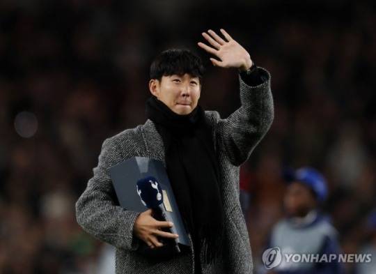 팬들에게 인사를 전하는 손흥민 / 사진=연합뉴스