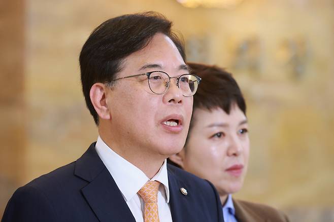 필리버스터 도중 정회된 본회의 관련해 발언하는 송언석 원내대표 / 사진=연합뉴스