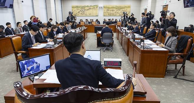 국회 교육위원회 김영호 위원장이 9일 국회에서 열린 교육위원회 전체 회의에서 상정된 법안을 처리하고 있다. 이날 교육위에서는 유아교육법과 학교급식법 개정안 등 12개 법안이 여야 합의 처리됐다.