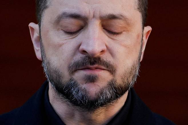 아일랜드를 국빈 방문한 볼로디미르 젤렌스키 우크라이나 대통령이 2일(현지시간) 더블린의 정부 청사에서 마이클 마틴 아일랜드 총리와 양자 기자회견을 하고 있다. [로이터연합뉴스]