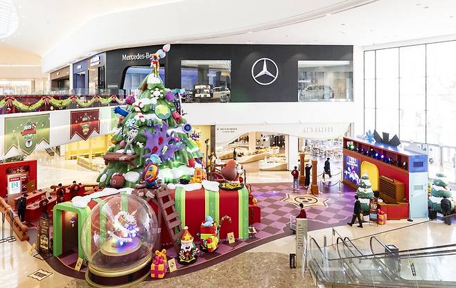 스타필드 하남에 설치된 11m 높이의 초대형 브롤리마스 트리. 스타필드