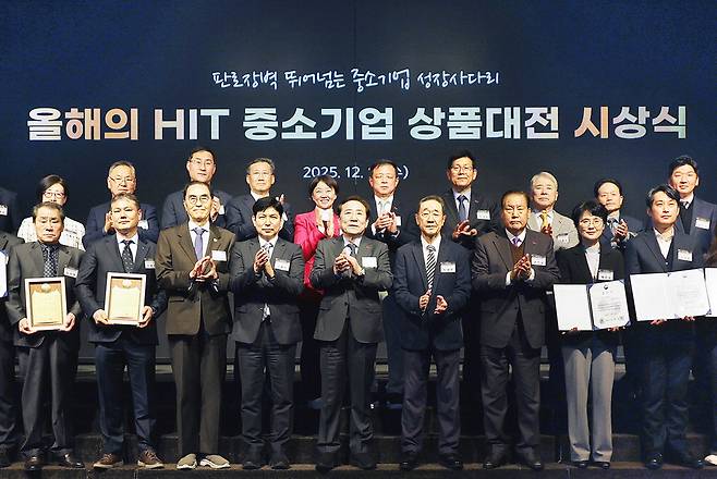 10일 서울 여의도 중소기업중앙회에서 열린 '2025년 올해의 HIT 중소기업 상품대전 시상식'에서 참석자들이 기념촬영을 하고 있다. 앞줄 왼쪽 셋째부터 권혁홍 중기중앙회 부회장, 김재진 홈앤쇼핑 경영부문장, 김기문 중기중앙회장, 장대환 매경미디어 회장, 손인국 KBIZ중소기업사랑나눔재단 이사장.  김재훈 기자