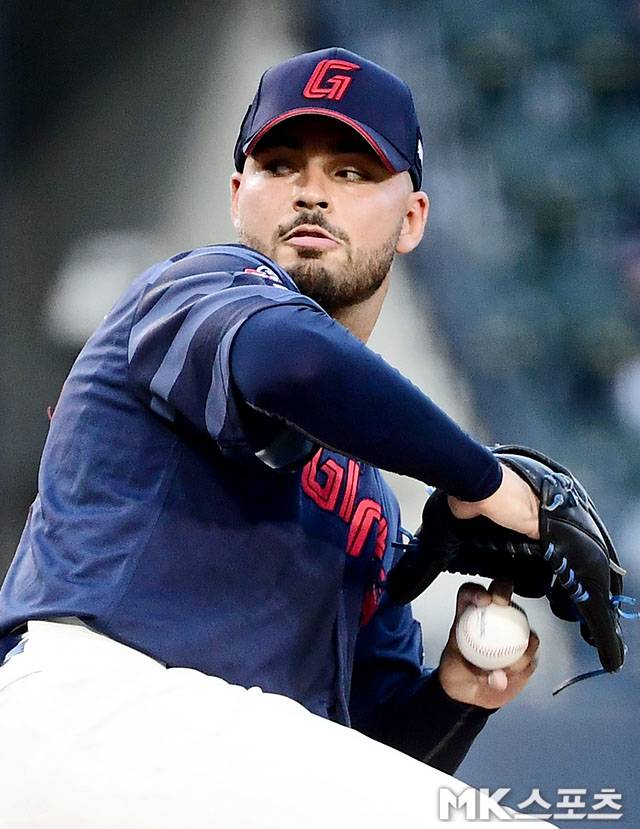 7월 18일 오후 서울 잠실구장에서 ‘2025 신한 SOL뱅크 KBO 리그’ 롯데 자이언츠와 LG 트윈스 경기가 열렸다. 롯데 선발 감보아가 역투하고 있다. 사진=김영구 기자