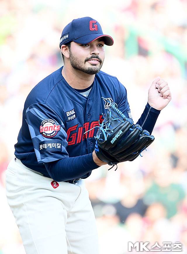 6월 14일 오후 인천 SSG랜더스필드에서 ‘2025 신한 SOL뱅크 KBO 리그’ 롯데 자이언츠와 SSG 랜더스 경기가 열렸다. 1회말 2사 1루에서 롯데 선발 감보아가 SSG 고명준의 타구를 처리하고 있다. 사진=김영구 기자